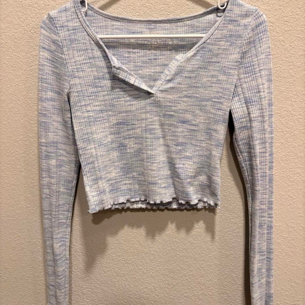 Blue and white heathered long sleeve crop top with ruffled edges. Size small